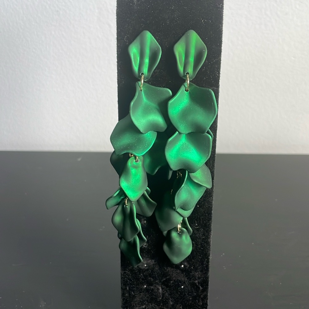 🆕 Long linear deep green earrings